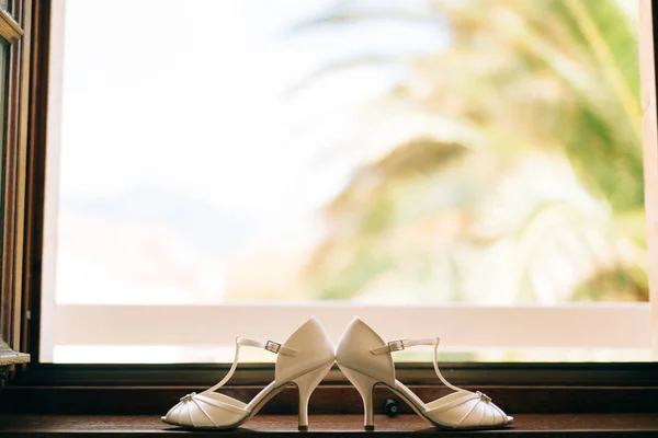Los zapatos de boda de la novia a la ventana . —  Fotos de Stock