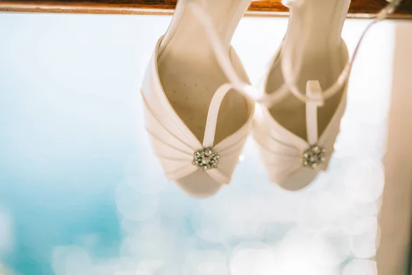 Sepatu pernikahan pengantin wanita di jendela. . — Stok Foto