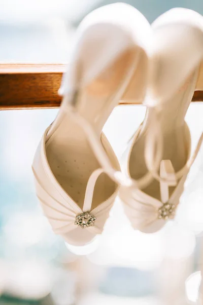 Los zapatos de boda de la novia a la ventana . —  Fotos de Stock