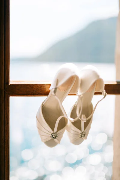 Bir pencere, gelinin düğün ayakkabıları. — Stok fotoğraf