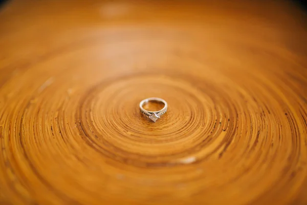 Jegygyűrű egy könnyű fából készült textúra — Stock Fotó