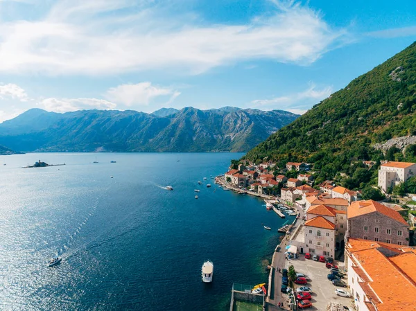 La città vecchia di Perast sulla riva della baia di Kotor, Montenegro. Th — Foto Stock