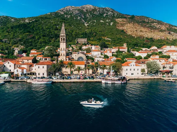 La città vecchia di Perast sulla riva della baia di Kotor, Montenegro. Th — Foto Stock
