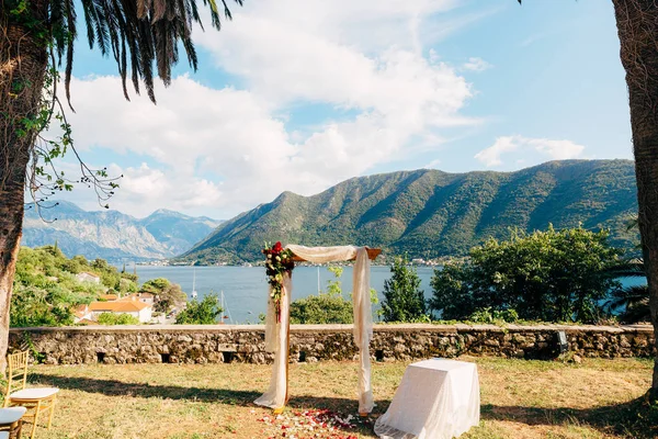 Cerimônia de casamento em uma igreja Igreja Ortodoxa da Natividade de — Fotografia de Stock