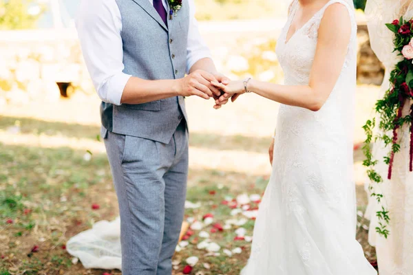A vőlegény ruha egy gyűrűt az ujján egy esküvőn a menyasszony — Stock Fotó