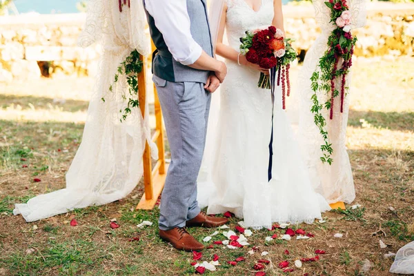 Gelin ve Damat Düğün töreni, kemerin altında çimlerin üzerine — Stok fotoğraf