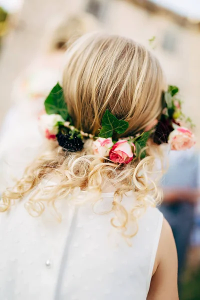 De krans van rozen op haar hoofd — Stockfoto