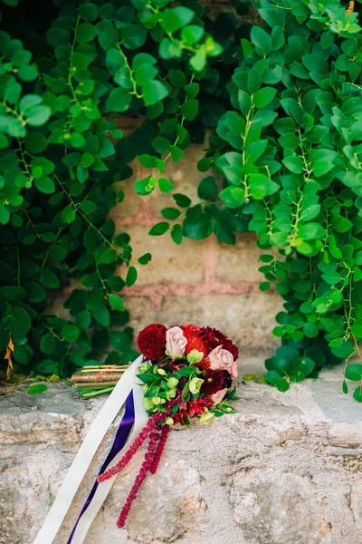 Ramo nupcial de rosas, celosia, Proteus on the rocks . — Foto de Stock