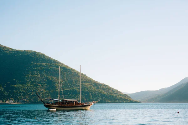 Houten zeilschip. Montenegro, de baai van Kotor — Stockfoto