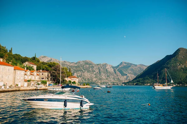 Veleiro na antiga cidade de Perast, na Baía de Kotor, Monteneg — Fotografia de Stock