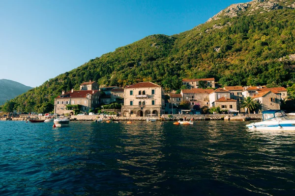 El casco antiguo de Perast en la orilla de la bahía de Kotor, Montenegro. Th — Foto de Stock
