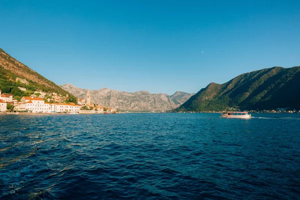 Barco en la bahía de Kotor. Montenegro, el agua del Adriático —  Fotos de Stock