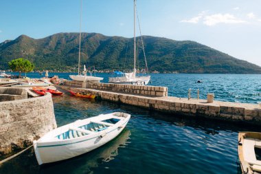 Eski şehir, Perast Kotor Koyu'ndaki, Karadağ kıyısında. İnci