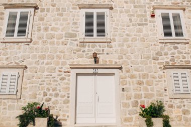 Eski beyaz kapılar. Ahşap doku