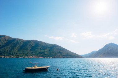 Eski şehir, Perast Kotor Koyu'ndaki, Karadağ kıyısında. İnci