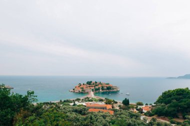 Ada, Sveti Stefan, öğleden sonra adanın yakın çekim.