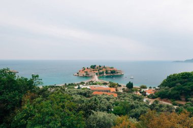 Ada, Sveti Stefan, öğleden sonra adanın yakın çekim.