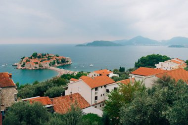Ada, Sveti Stefan, öğleden sonra adanın yakın çekim.