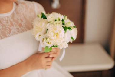 Düğün gül ve peonies gelinin elinde. İçinde düğün