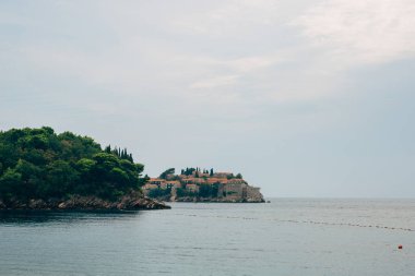 Sveti Stefan Adası günbatımında kapatın. Karadağ, Adria