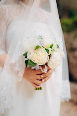 Düğün gül ve peonies gelinin elinde. İçinde düğün