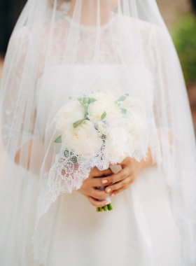 Düğün gül ve peonies gelinin elinde. İçinde düğün