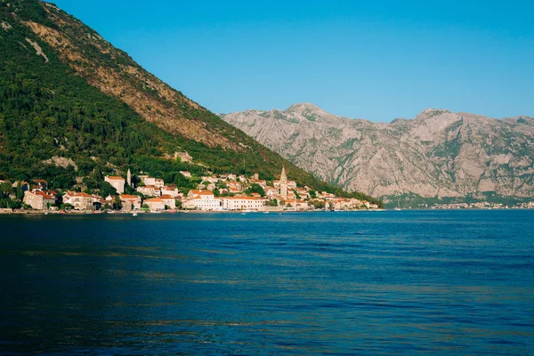 A cidade velha de Perast, na costa de Kotor Bay, Montenegro. Th... — Fotografia de Stock