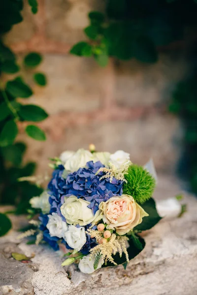 Ramo de novia de boda de hortensias, Astilba, Lisianthus en el — Foto de Stock