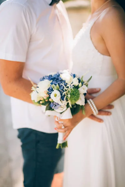 Ο γαμπρός αγκαλιάζει το close-up νύφη. Γάμος στο Μαυροβούνιο και — Φωτογραφία Αρχείου