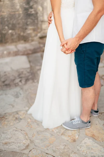 Os recém-casados dão as mãos. Um casal de mãos dadas. Casamento em Monte — Fotografia de Stock