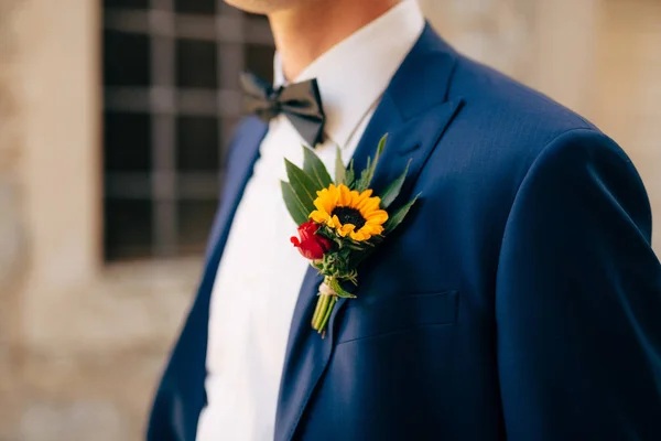 Bräutigam boutonniere am Revers — Stockfoto