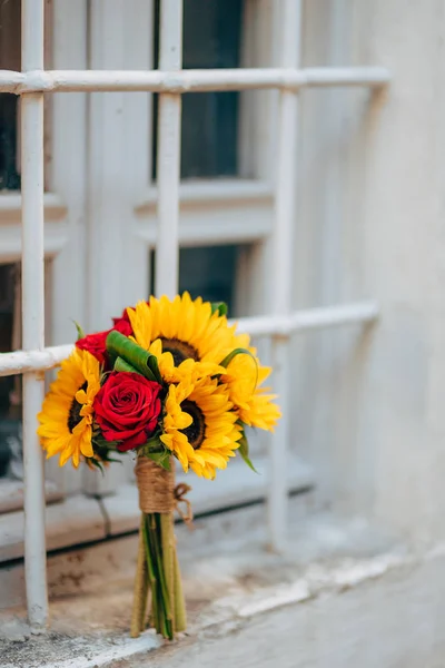 Buquê de casamento nupcial de girassóis na janela. Casamento em M — Fotografia de Stock