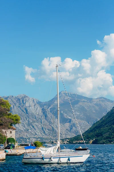 Veleiro na antiga cidade de Perast, na Baía de Kotor, Monteneg — Fotografia de Stock