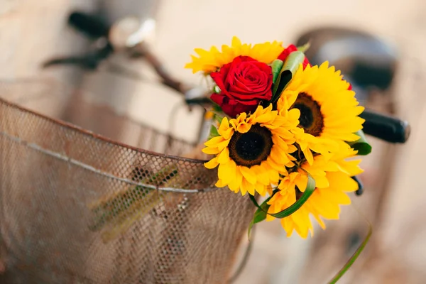 Свадебный свадебный букет подсолнухов в корзине велосипеда — стоковое фото