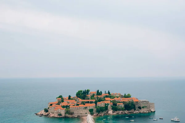 Wyspa Sveti Stefan, szczegół wyspy po południu. — Zdjęcie stockowe