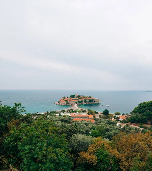 Ilha de Sveti Stefan, close-up da ilha à tarde . — Fotografia de Stock