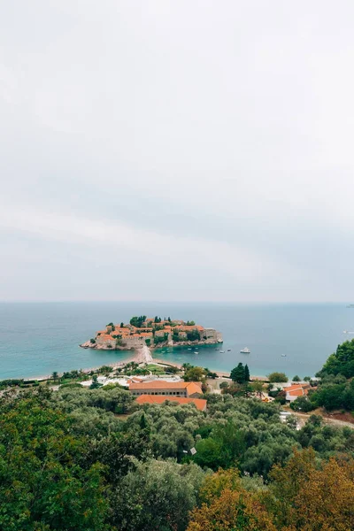 Ilha de Sveti Stefan, close-up da ilha à tarde . — Fotografia de Stock