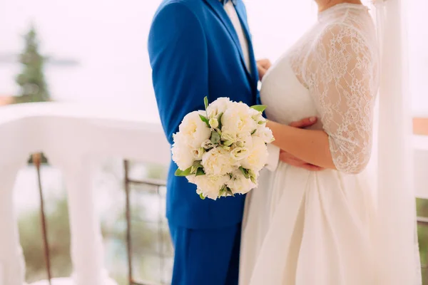 O noivo abraça a noiva na praia. Casamento em Montenegro — Fotografia de Stock