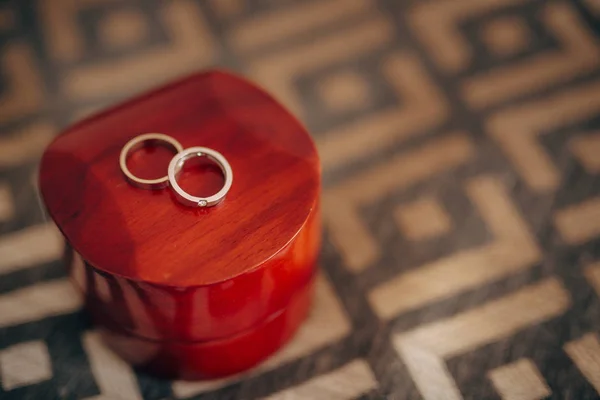 Snubní prsteny v červeném rámečku pro kroužky — Stock fotografie