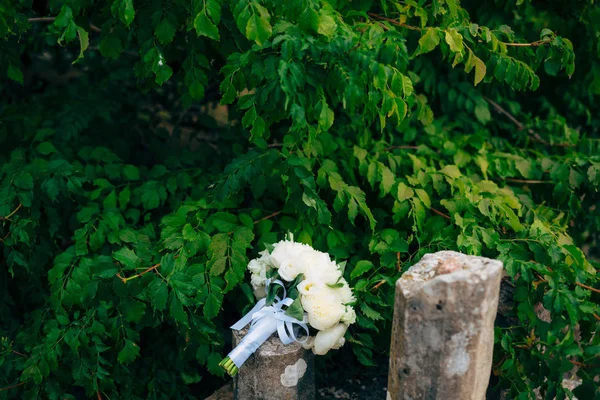 Rosas de boda y peonías en las rocas. Boda en Montenegro, A — Foto de Stock