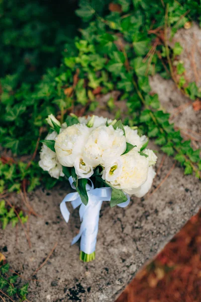 Rosas de casamento e peônias nas rochas. Casamento em Montenegro, A — Fotografia de Stock