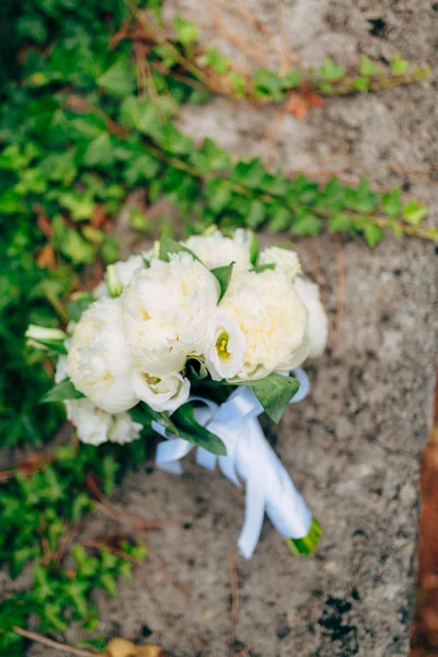 Rosas de boda y peonías en las rocas. Boda en Montenegro, A — Foto de Stock