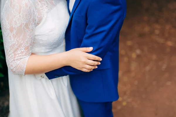 Mariée et marié tenant la main — Photo