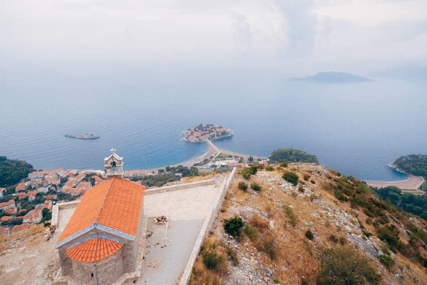 A Igreja de Santa Sava, Montenegro, perto da ilha de Sveti Ste — Fotografia de Stock