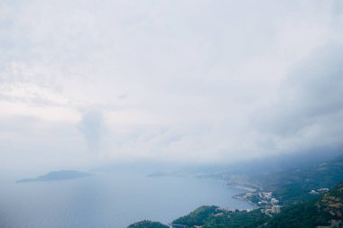 Budva Riviera Karadağ geceleri. Yalı ve dağ