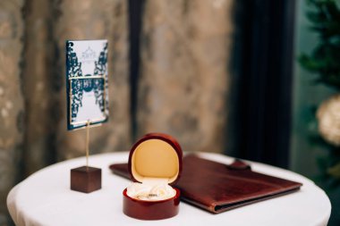 Alyans yüzük için kırmızı bir kutu içinde