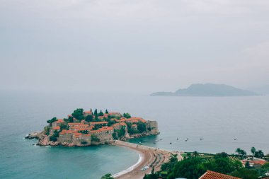 Sveti Stefan Adası günbatımında kapatın. Karadağ, Adria