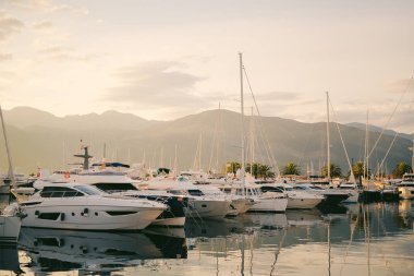 Kotor Körfezi penin arka plan üzerinde demirli tekneler