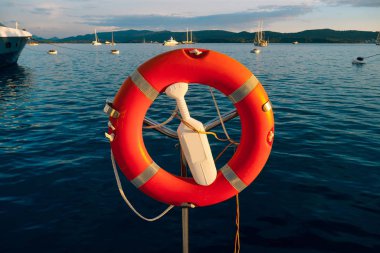 Lifebuoy Marina Yat için. Tekne dock üzerindeki kırmızı daire.