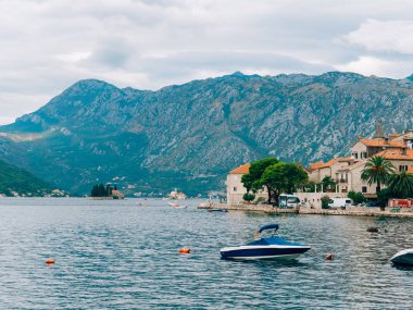 Ahşap tekneler su. Kotor Körfezi içinde Karadağ. Ma